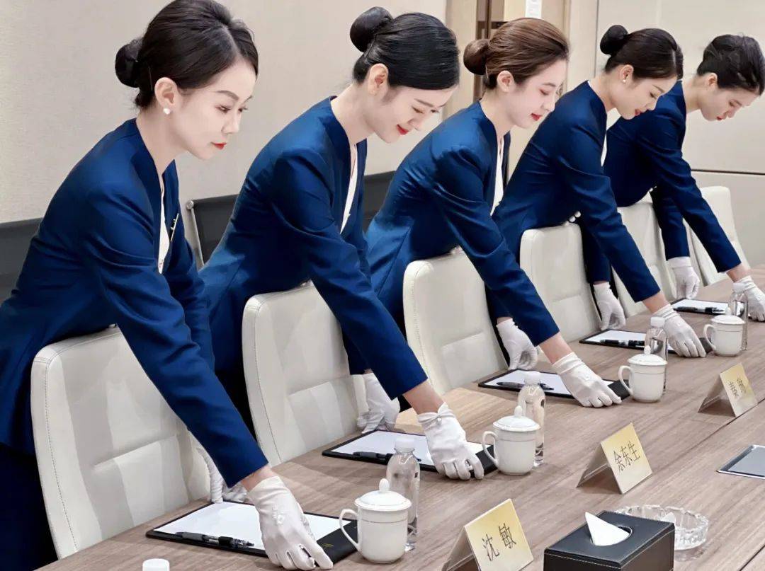 引入三軍儀仗隊(duì)禮儀標(biāo)準(zhǔn)，越秀服務(wù)打造臻越體系形象名片