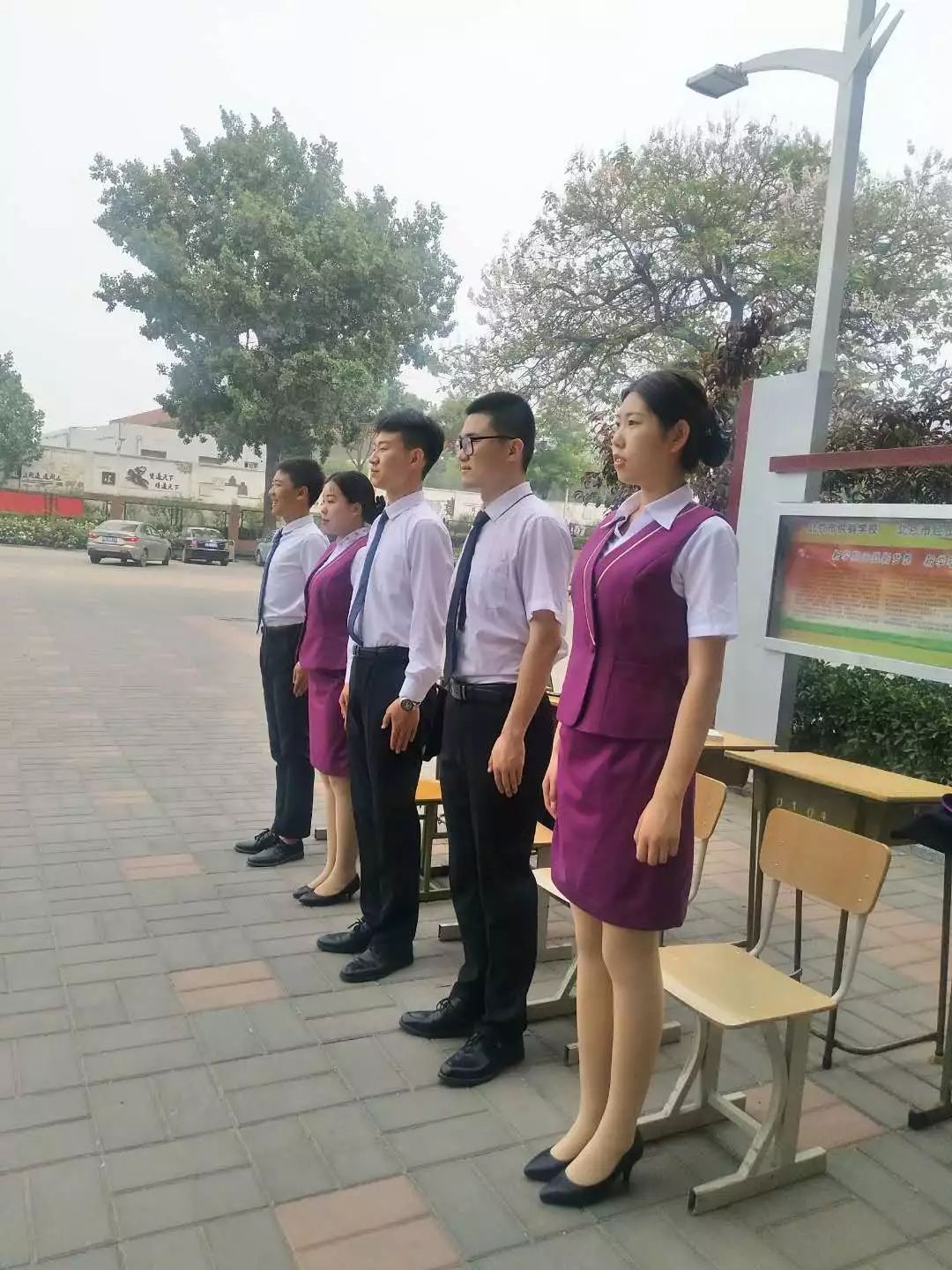 學(xué)校禮儀隊(duì) 行為的榜樣，顏值的擔(dān)當(dāng)，餐廳服務(wù)的典范